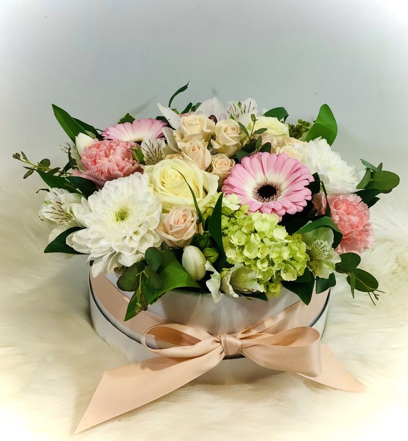 Pastel arrangement in a round box
