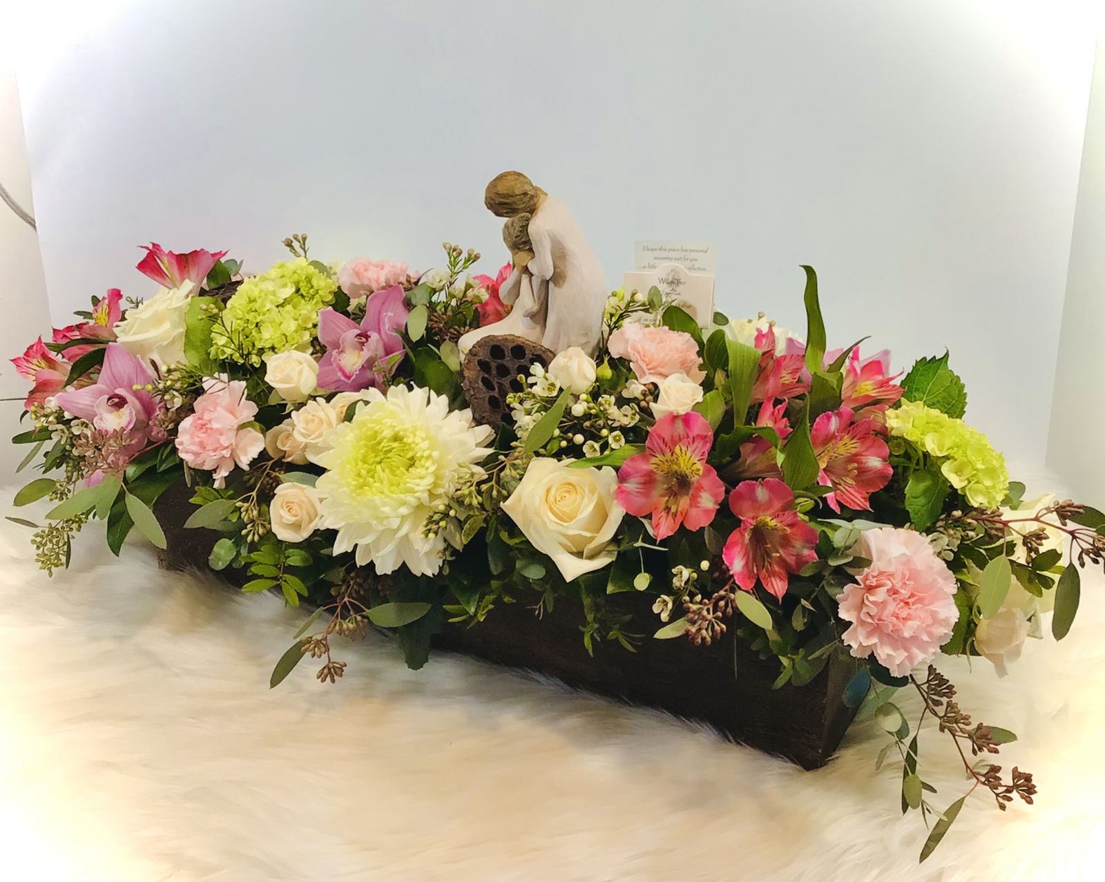 Long, low pastel centrepiece with roses and chrysanthemums